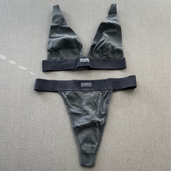 SKIMS Signature Cotton Plunge Bra Thong Set - Picture 11 of 13